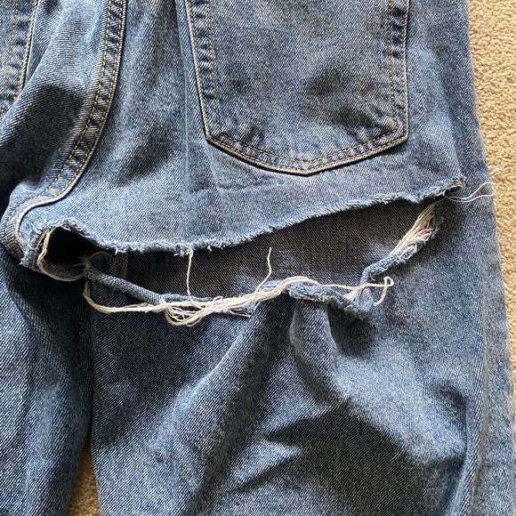 PrettyLittleThing Mom Relaxed Blue Jeans - Picture 4 of 4